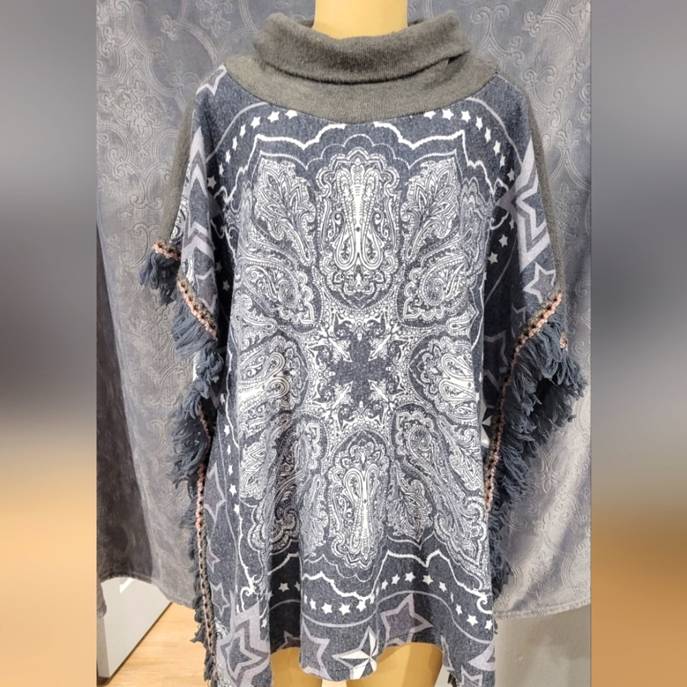 Gray & White Fringe Square Poncho - Women size small
